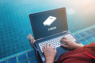 Çevrimiçi eğitim, e-eğitim ve e-kitap kavramı. Yaz aylarında havuz başı, hafta sonu tatil e-kitap okuma bilgisayar dizüstü kullanan bir adam