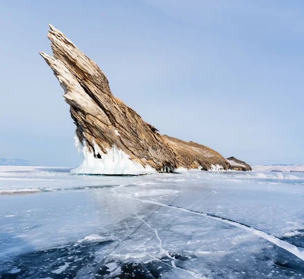 Paisagem Inverno Lago Congelado Rachado Com Bela Ilha Montanha Lago — Fotografia de Stock