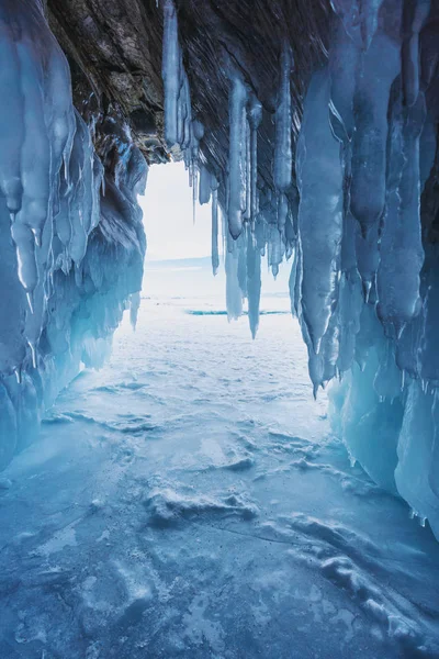 Grotta Ghiaccio Ghiacciata Invernale Presso Lago Ghiacciato Baikal Siberia Russia — Foto Stock