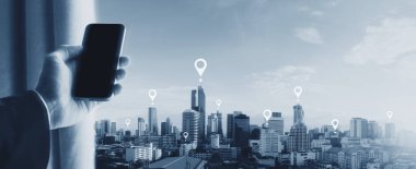 Hareket eden smartphone ve kişilik tutan el. Cep telefonu Gps küresel konumlandırma sistemi navigasyon teknolojisi