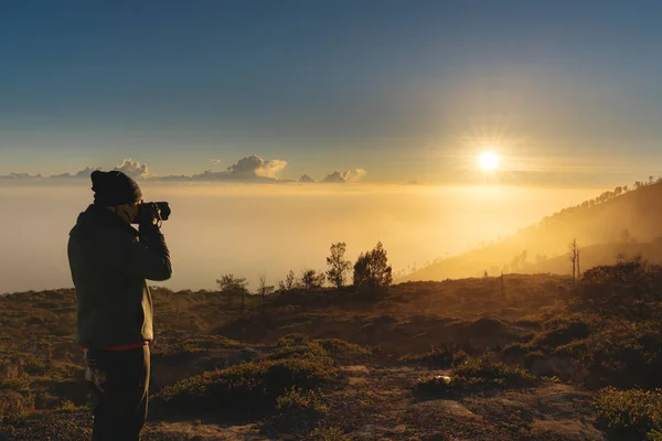 Мандрівник Фотографує Вид Схід Сонця Гору Вранці Подорожі Стиль Життя — стокове фото
