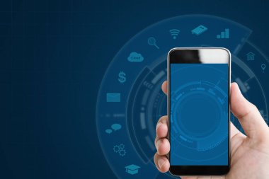 Mobil akıllı telefon ve uygulama simgeler teknoloji tutan el