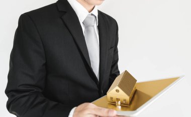 Ev Kiralama ve Emlak iş. Dijital tablet satın alma ev tutan işadamı