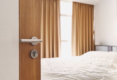 Yakın çekim kapı açıldı, sabah yatak odasına girme