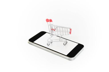 Beyaz arka plan üzerinde izole mobil akıllı telefon üzerinde boş alışveriş sepeti. Online alışveriş