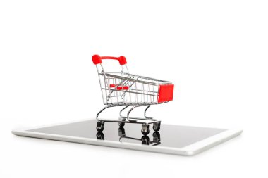 Dijital tablet, beyaz arka plan üzerinde izole boş alışveriş sepeti. Online alışveriş