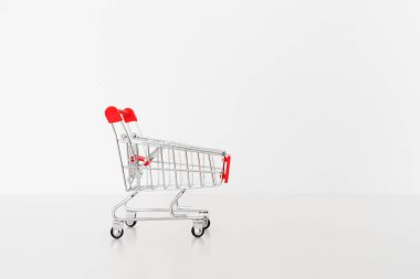 Boş alışveriş arabası, beyaz arka planda izole edilmiş.