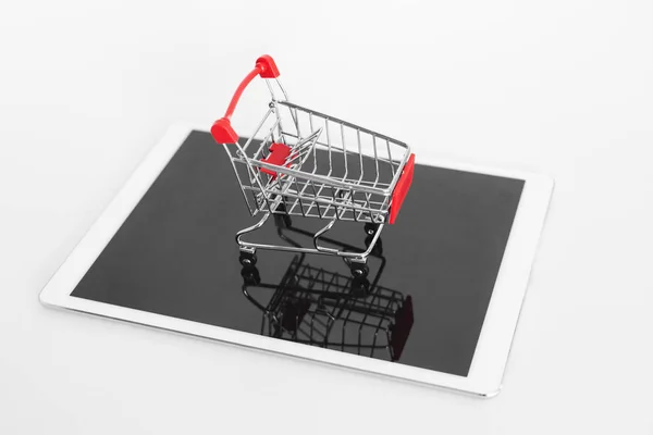 Töm Kundvagn Digitala Tablett Isolerad Vit Bakgrund Online Shopping — Stockfoto