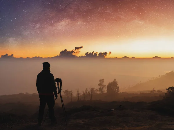 風景の日の出 夜明けの星の空の旅行者撮影写真 — ストック写真