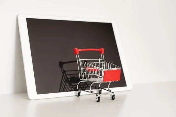 Töm Kundvagn Digitala Tablett Vit Bakgrund Online Shopping — Stockfoto