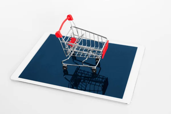 Töm Kundvagn Digitala Tablett Vit Bakgrund Online Shopping — Stockfoto