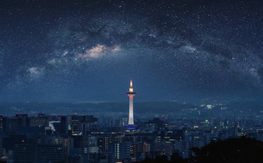 Kyoto şehir manzaralı geceleri Kyoto tower ile ve yıldızlı gökyüzünün Samanyolu ile