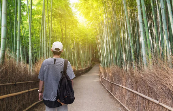 在日本旅行 一个背着背包的人在日本京都著名的旅游目的地岚山竹林旅行 — 图库照片