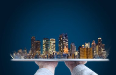 Dijital tablet ile modern binalar hologram tutan el. Bina teknolojisi, gerçek arazi iş ve akıllı şehir kavramı