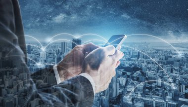 Şehirde mobil akıllı telefon ve ağ bağlantı teknolojisi kullanarak çift pozlama işadamı. İş ağı, blockchain teknoloji ve internet bağlantısı