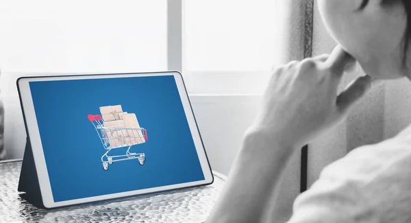 Online Shopping Och Onlineåterförsäljare Affärer Man Som Använder Digitala Tablett — Stockfoto