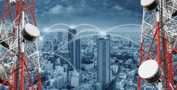 Ağ ve Internet ağ teknolojisi şehir. Cityscape ve satırları ağ ile telekomünikasyon kuleleri