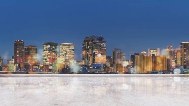 Osaka city panoramik boş beton zemin ile gece. Şehir arka plan