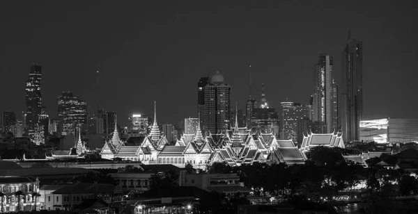 黒と白 グランド パレスとワット シーラッタナーサーサダーラームでタイ都市バンコクの近代的な建物で囲む — ストック写真