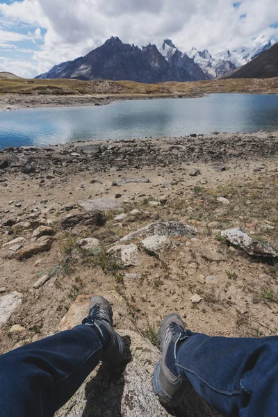 Людина Насолоджуючись Гарними Гірськими Пейзажами Озеро Землі Північній Індії Подорожі — стокове фото