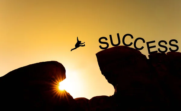 业务成功 成就和领导力概念 剪影一个人跳跃在悬崖到成功 — 图库照片