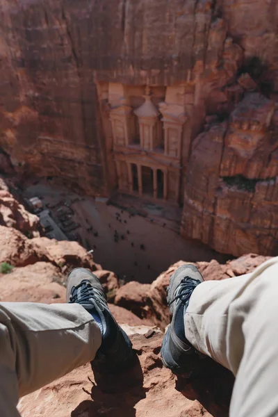 Hombre Que Viaja Petra Jordania Atracción Turística Destino Turístico Jordania —  Fotos de Stock