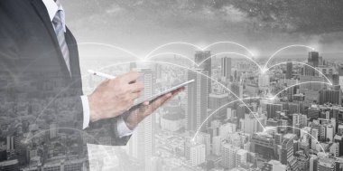 Dijital tablet ve cityscape kullanarak çift pozlama işadamı. İş ağı, blockchain teknoloji ve internet bağlantısı