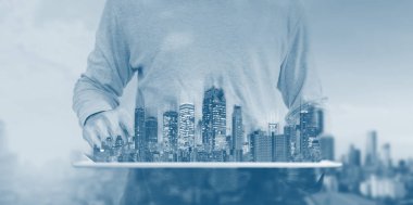 Dijital tablet ile modern binalar hologram kullanan bir adam. Gerçek arazi iş ve teknoloji yapı yatırım