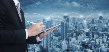 Dijital tablet ve cityscape kullanarak çift pozlama işadamı. İş ağı, blockchain teknoloji ve internet bağlantısı