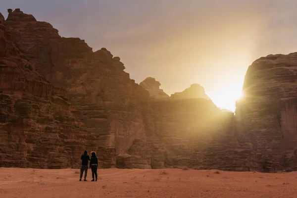 Couple Voyageant Dans Désert Wadi Rum Jordanie Profitant Beau Lever — Photo