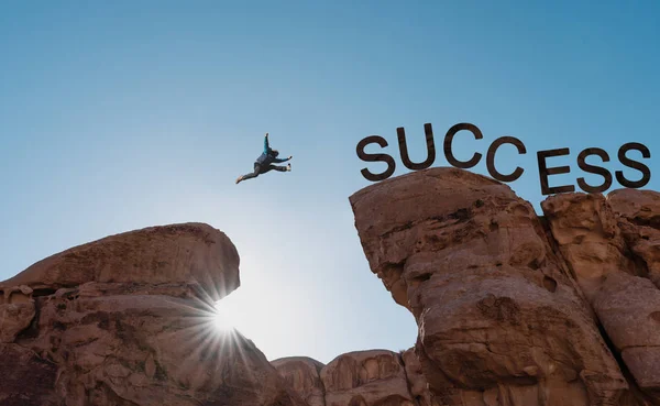Σιλουέτα Ένας Άνθρωπος Πηδώντας Πάνω Από Γκρεμό Για Την Επιτυχία — Φωτογραφία Αρχείου