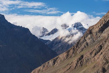 Mavi gökyüzü ve beyaz bulutlar, dağlar ridge yatay