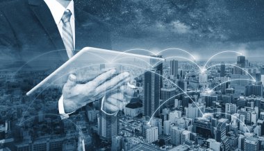 İş ağı, blockchain teknoloji ve internet bağlantısı. Dijital tablet ve cityscape kullanarak çift pozlama işadamı