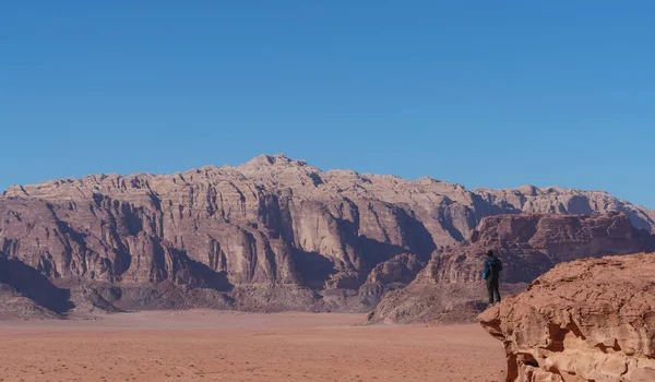 Traveler Standing Edge Mountain Cliff Wadi Rum Desert Jordan Travel — ストック写真
