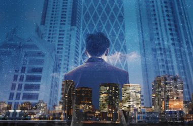 Çift Pozlama işadamı ve şehir görünümünde Japonya ve modern binalar gece