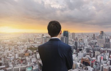 Mavi takım elbise ve Sunrise cityscape işadamı