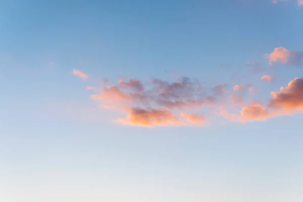 夏空は夕焼け 夏空を背景に雲 — ストック写真