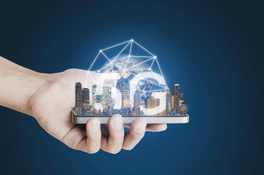 5g internet ağı ve teknoloji, el binalar ve 5 g ağ bağlantısı ile mobil akıllı telefon tutarak. Bu görüntü unsuru Nasa tarafından döşenmiş