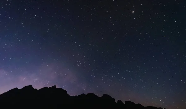 Céu Noturno Cheio Estrelas Forma Leitosa Com Montanha Silhueta — Fotografia de Stock