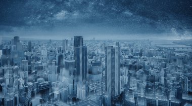 Gece, yıldızlı gökyüzü, fütüristik mavi akıllı şehir. Akıllı şehir ve teknoloji arka plan