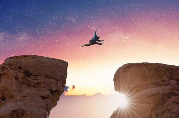 Sfida Rischio Libertà Immaginazione Silhouette Uomo Che Salta Oltre Precipizio — Foto Stock