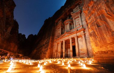 Petra gece, Kanyon antik mimarisi, Petra Ürdün. Gece gül şehri, Orta Doğu 'da ünlü seyahat yeri, Ürdün