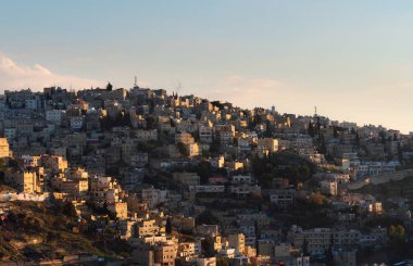 Ürdün 'de Amman şehri, Orta Doğu. Gün batımında Amman Cityscape