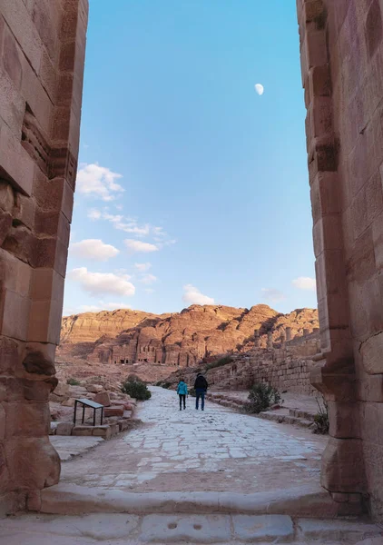 Viajando Petra Cidade Rosas Jordânia Casal Caminhando Através Arco Antigo — Fotografia de Stock