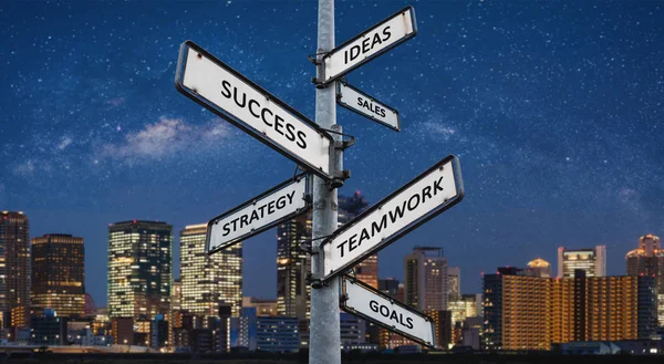 Επιχειρηματικοί Τρόποι Για Την Επιτυχία Στην Κατευθυντική Πινακίδα Πόλη Νυχτερινό — Φωτογραφία Αρχείου