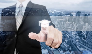 İş becerileri geliştirme ve öğrenme, online eğitim ve e-öğrenme. Eğitim ekranda dokunmadan işadamı