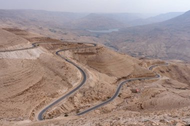 Kırsal, Hindistan'da dağyukarı ve aşağı karayolu kıvrımlı yol havadan görünümü. Tehlikeli virajlı yollar
