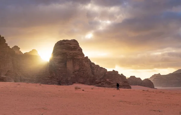 男だけで歩いて日の出のワディラム砂漠の風景 石の山を介して日光 砂漠の旅と冒険 ヨルダン — ストック写真
