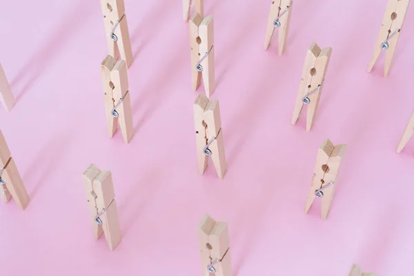 Fából Készült Klipek Egy Csoportja Rózsaszínű Papíron Áll — Stock Fotó