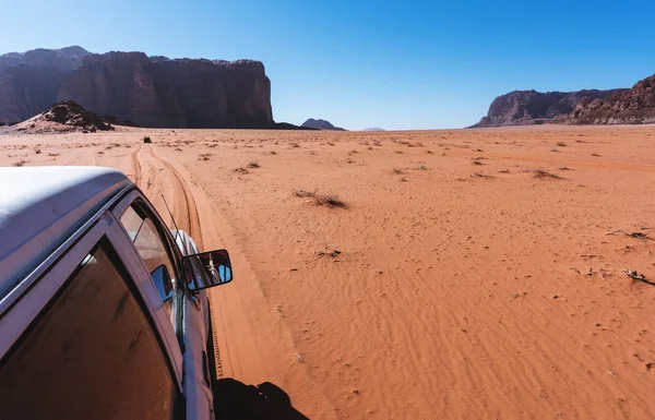 ヨルダンのワディラム砂漠で運転 砂漠の砂の上を運転オフロードカー — ストック写真